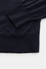 Filippo de Laurentiis Rundhalspullover navy aus Seiden-Cashmere-Mix, feines Strickbild, Slim Fit, Rundhalsausschnitt, Rippbündchen, Detailansicht Ärmelsaum