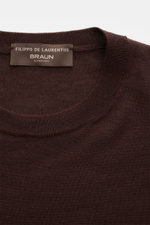 Filippo de Laurentiis Rundhalspullover dunkelbraun aus Seide-Cashmere-Mix, feines Strickbild, Slim Fit, Rundhalsausschnitt, Rippbündchen, Nahaufnahme.