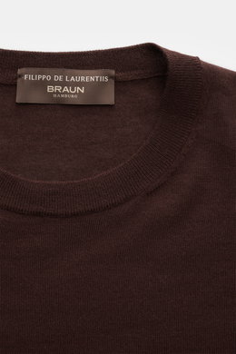 Filippo de Laurentiis Rundhalspullover dunkelbraun aus Seide-Cashmere-Mix, feines Strickbild, Slim Fit, Rundhalsausschnitt, Rippbündchen, Nahaufnahme.