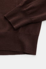 Filippo de Laurentiis Rundhalspullover dunkelbraun, Nahaufnahme von Ärmel und Saum, Sommerliche Knitwear aus Seide-Cashmere-Mix, Slim Fit, weicher Griff, feines Strickbild, Rippbündchen.