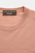 Nahaufnahme des apricotfarbenen Filippo de Laurentiis Rundhalspullover aus Seiden-Cashmere-Mix mit Rundhalsausschnitt, feinem Strickbild und weichem Griff.