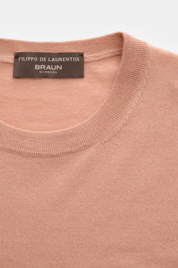 Nahaufnahme des apricotfarbenen Filippo de Laurentiis Rundhalspullover aus Seiden-Cashmere-Mix mit Rundhalsausschnitt, feinem Strickbild und weichem Griff.