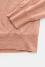 Filippo de Laurentiis Rundhalspullover apricot, sommerliche Knitwear, feines Strickbild, Slim Fit, Rundhalsausschnitt, weicher Seiden-Cashmere-Mix, Detailaufnahme von Ärmel und Bund.