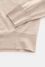 Filippo de Laurentiis Rundhalspullover beige meliert aus Seiden-Cashmere-Mix, Slim Fit, feines Strickbild, weicher Griff, Rippbündchen, Detailaufnahme Ärmel und Saum.