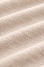 Filigrane Nahaufnahme des fein gestrickten, beige melierten Filippo de Laurentiis Rundhalspullover aus Seide-Cashmere-Mix, Slim Fit.
