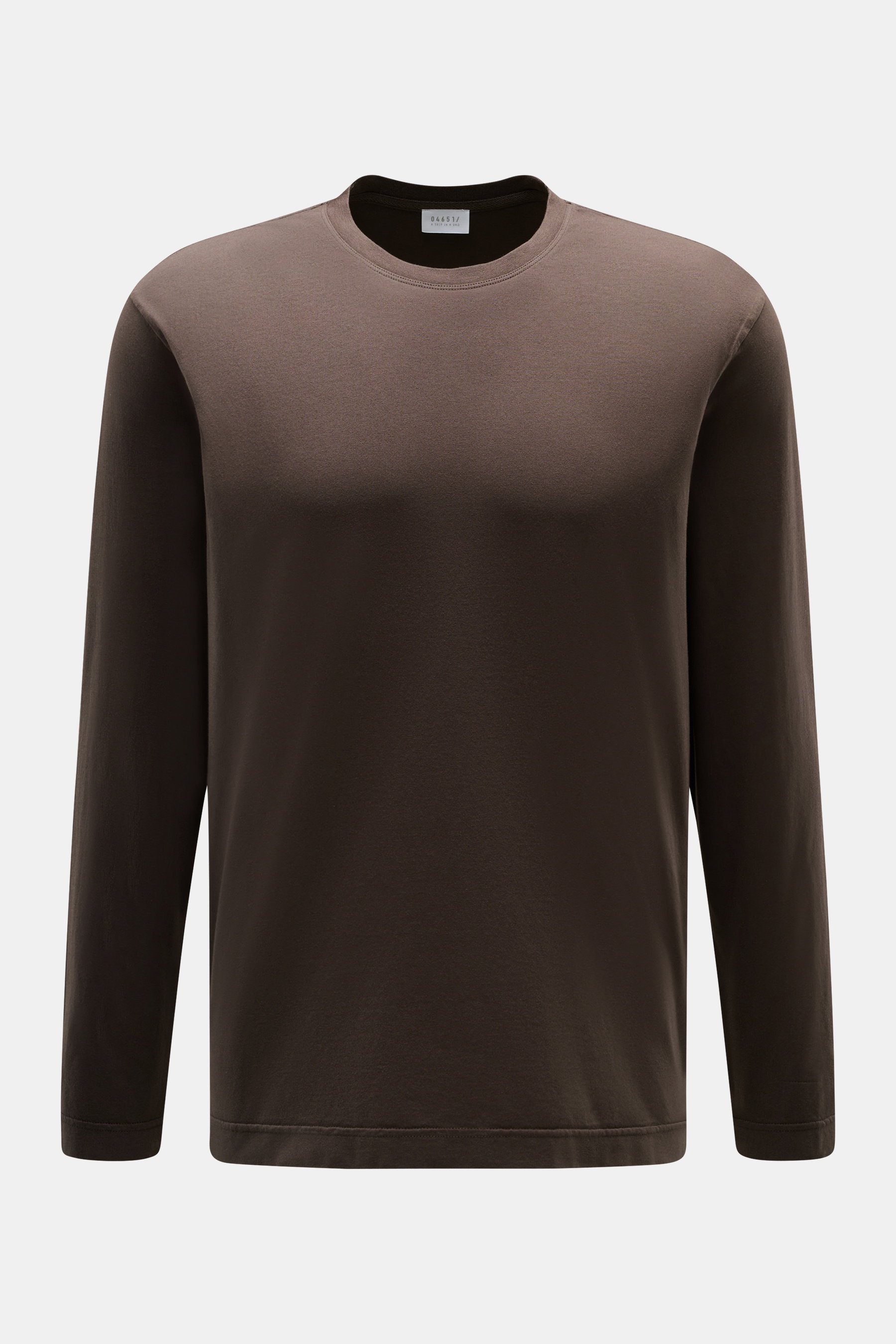 Braunes 04651/ A trip in a bag Longsleeve 'Jersey Tee' aus leichter Baumwolle, Regular Fit, weicher Griff, Rundhalsausschnitt, kurze Saumschlitze, Frontansicht.