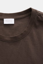 Close-up top view of the neckline and label of the 04651/ A trip in a bag Longsleeve 'Jersey Tee' brown, made of soft, lightweight pure cotton jersey with a round neckline.

Description:  
<p>Versatile basic: The lightweight Longsleeve 'Jersey Tee' by 046