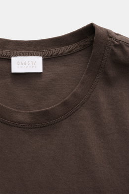 Close-up top view of the neckline and label of the 04651/ A trip in a bag Longsleeve 'Jersey Tee' brown, made of soft, lightweight pure cotton jersey with a round neckline.

Description:  
<p>Versatile basic: The lightweight Longsleeve 'Jersey Tee' by 046