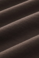 Close-up, front angle of soft brown fabric texture of 04651/ A trip in a bag Longsleeve 'Jersey Tee' brown, lightweight cotton jersey.

<p>Versatile basic: The lightweight Longsleeve 'Jersey Tee' by 04651/ A TRIP IN A BAG is made of light cotton jersey an