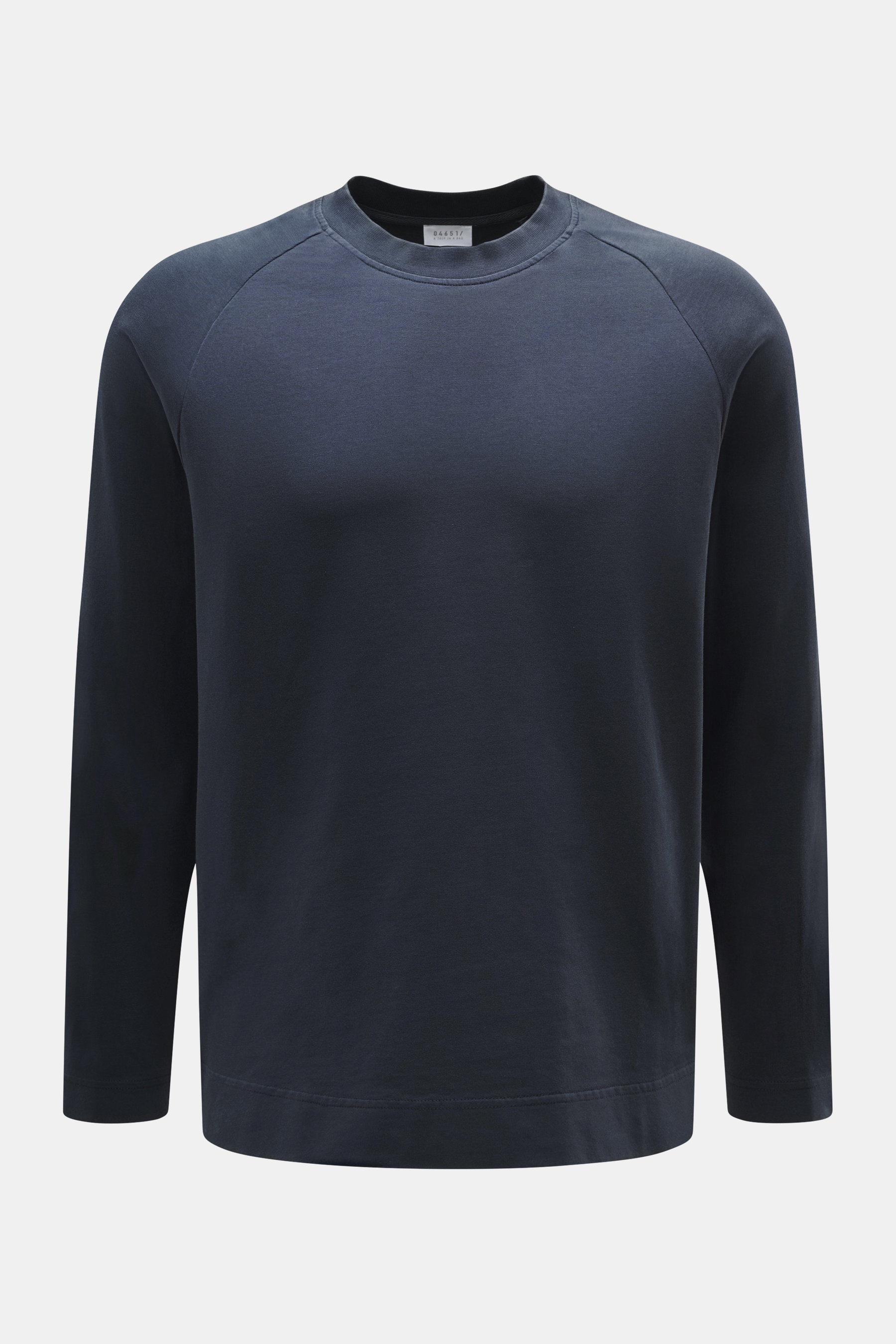 Nahaufnahme des 04651/ A trip in a bag Longsleeve 'Nunu' navy mit Rundhalsausschnitt und Raglanärmeln aus schwerem Baumwoll-Jersey in Regular Fit.