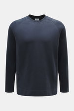 Nahaufnahme des 04651/ A trip in a bag Longsleeve 'Nunu' navy mit Rundhalsausschnitt und Raglanärmeln aus schwerem Baumwoll-Jersey in Regular Fit.