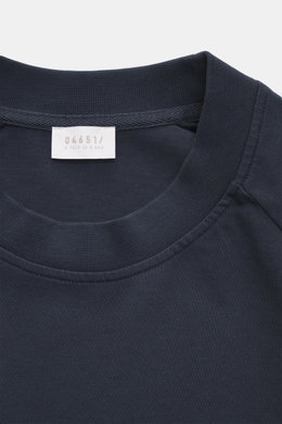 04651/ A trip in a bag Longsleeve 'Nunu' navy, Detailaufnahme von Rundhalsausschnitt und Raglanärmeln, schwerer Baumwoll-Jersey, Regular Fit