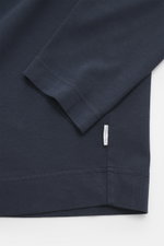 Nahaufnahme des 04651/ A trip in a bag Longsleeve 'Nunu' navy von schräg oben, Jersey aus reiner Baumwolle, weicher Griff, Regular Fit, Rundhalsausschnitt, Raglanärmel, schwere Qualität.