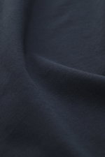 Nahaufnahme des dunkelblauen Stoffs vom 04651/ A trip in a bag Longsleeve 'Nunu' navy, gefertigt aus schwerem Baumwoll-Jersey mit weichem Griff.