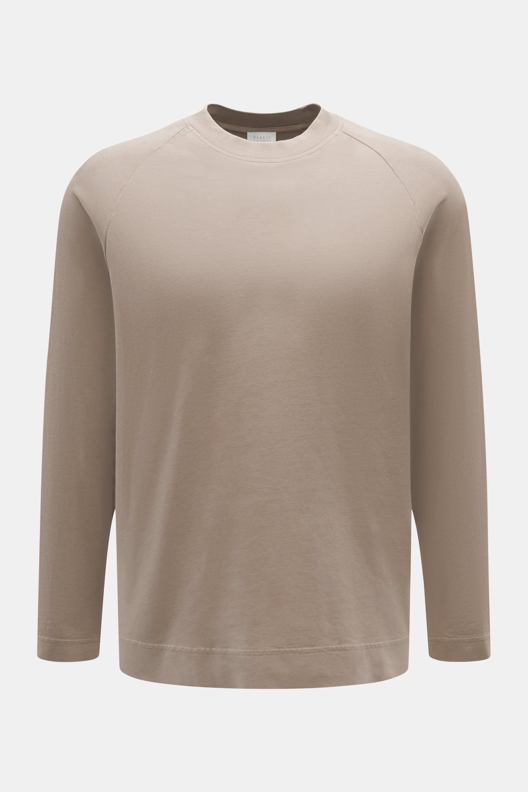 Frontale Nahaufnahme des 04651/ A trip in a bag Longsleeve 'Nunu' taupe aus schwerem Baumwoll-Jersey mit Rundhals, Raglanärmel, Regular Fit.