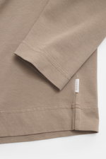 Nahaufnahme des 04651/ A trip in a bag Longsleeve 'Nunu' taupe aus schwerem Baumwoll-Jersey, weicher Griff, Raglanärmel, Rundhalsausschnitt, Regular Fit, fotografiert von oben.