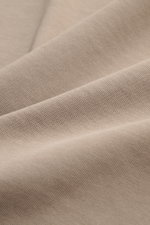 Fein strukturierte Nahaufnahme des Jersey-Stoffs vom 04651/ A trip in a bag Longsleeve 'Nunu' taupe, schwerer Baumwoll-Jersey mit weichem Griff.