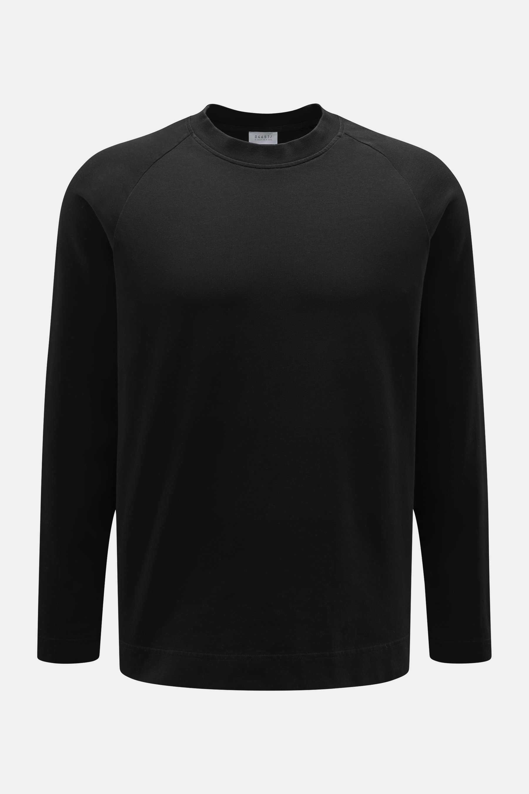 Frontansicht des schwarzen 04651/ A trip in a bag Longsleeve 'Nunu' aus schwerem Baumwoll-Jersey mit Rundhalsausschnitt und Raglanärmeln.