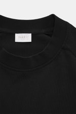Nahaufnahme des Rundhalsausschnitts und Raglanärmel des schwarzen 04651/ A trip in a bag Longsleeve 'Nunu' aus schwerem Baumwoll-Jersey, Regular Fit.