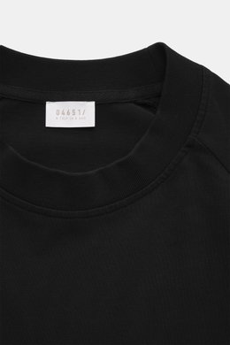 Nahaufnahme des Rundhalsausschnitts und Raglanärmel des schwarzen 04651/ A trip in a bag Longsleeve 'Nunu' aus schwerem Baumwoll-Jersey, Regular Fit.