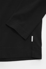 Schwarzer Ausschnitt des 04651/ A trip in a bag Longsleeve 'Nunu' schwarz, Detailaufnahme von Ärmel und Saum, schwerer Baumwoll-Jersey.