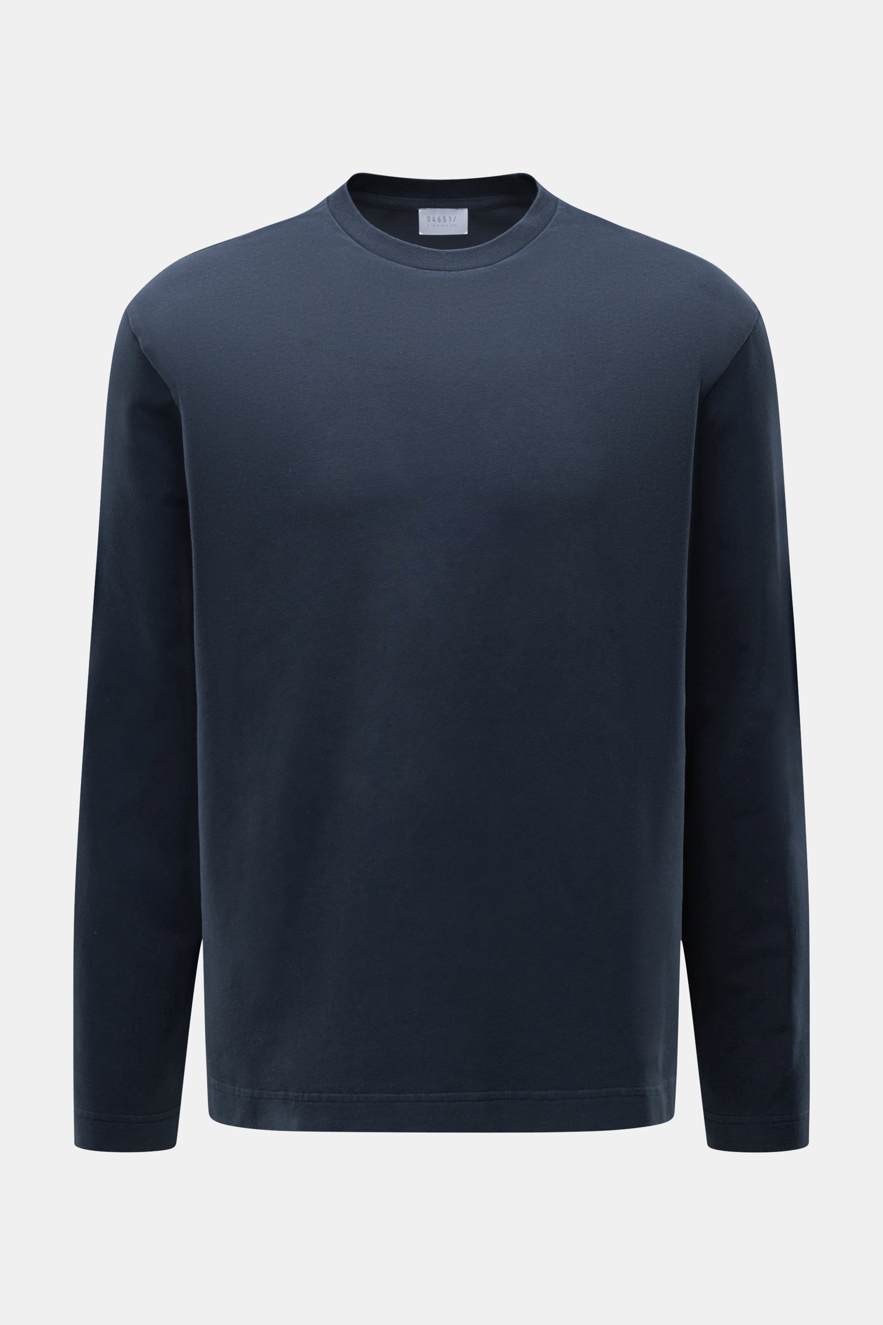 Frontansicht des navyfarbenen 04651/ A trip in a bag Longsleeve 'IF Tee' aus elastischer Baumwolle mit Rundhalsausschnitt, Regular Fit und kurzen Saumschlitzen, sehr weich und vielseitig.