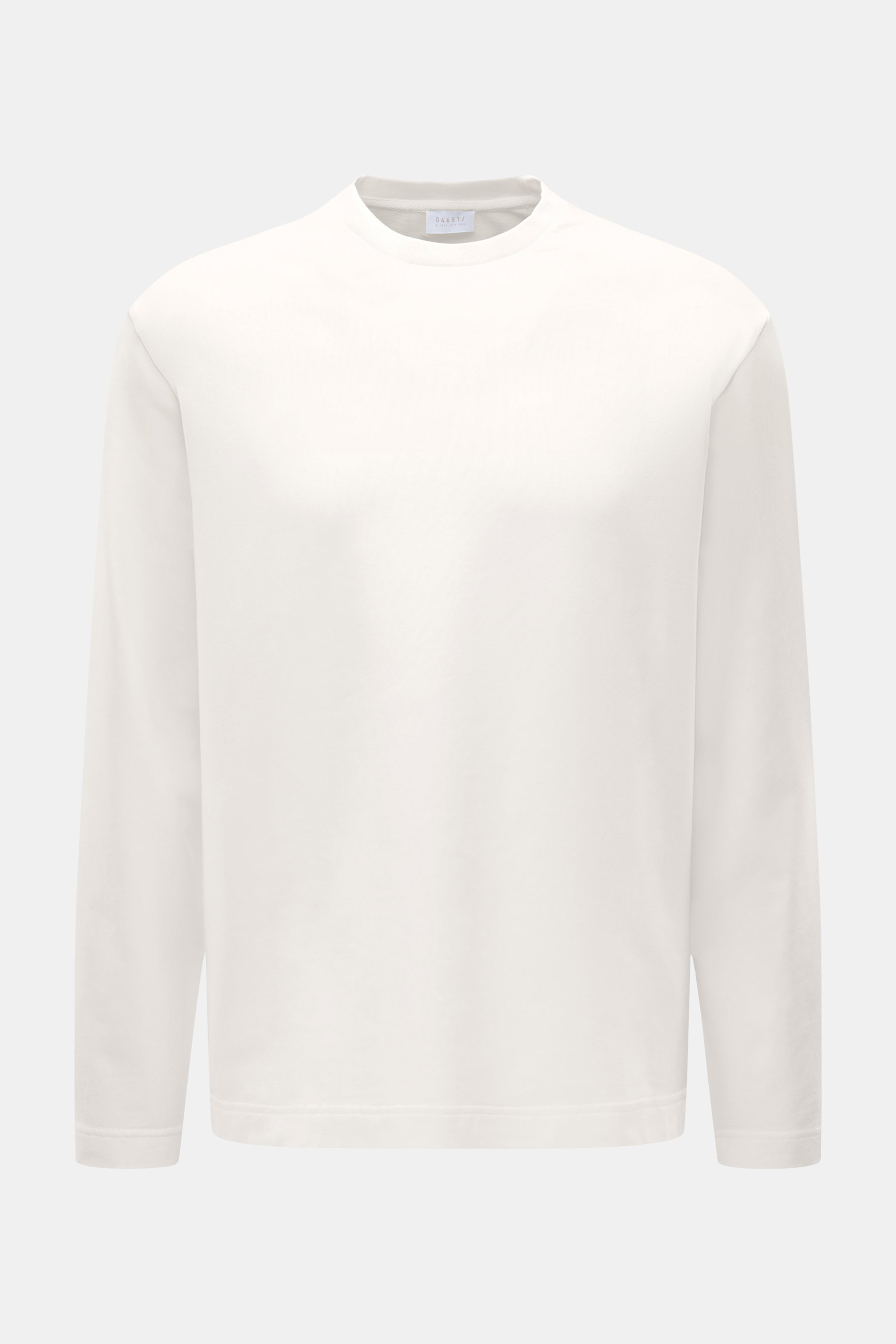 Frontale Nahaufnahme des cremefarbenen 04651/ A trip in a bag Longsleeve 'IF Tee' aus elastischer Baumwolle, Regular Fit mit Rundhalsausschnitt und kurzen Saumschlitzen, sehr weicher Griff, vielseitiges Basic für komfortables Layering.