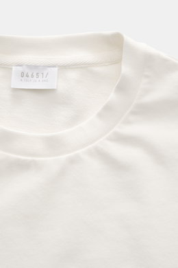 04651/ A trip in a bag Longsleeve 'IF Tee' creme, Nahaufnahme von Rundhalsausschnitt und Label, elastischer Baumwolljersey, weicher Griff, Regular Fit.