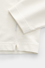 Detailaufnahme des cremefarbenen 04651/ A trip in a bag Longsleeve 'IF Tee' von schräg oben, zeigt weichen Jersey, Rundhalsausschnitt, Saumschlitze, Regular Fit.

Beschreibung: Vielseitiges Basic: Das softe Longsleeve 'IF Tee' von 04651/ A TRIP IN A BAG v