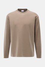 Frontale Nahaufnahme des taupefarbenen 04651/ A trip in a bag Longsleeve 'IF Tee' mit Rundhalsausschnitt, Regular Fit, weichem Jersey und Saumschlitzen.