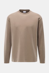 Frontale Nahaufnahme des taupefarbenen 04651/ A trip in a bag Longsleeve 'IF Tee' mit Rundhalsausschnitt, Regular Fit, weichem Jersey und Saumschlitzen.