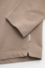 04651/ A trip in a bag Longsleeve 'IF Tee' taupe, Detailaufnahme von Ärmelsaum und kurzen Saumschlitzen, Jersey aus elastischer Baumwolle.