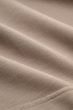 04651/ A trip in a bag Longsleeve 'IF Tee' taupe, Detailaufnahme der elastischen Baumwoll-Jersey-Struktur mit weichem Griff aus naher Perspektive.