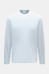 Frontale Nahaufnahme des pastellblauen 04651/ A trip in a bag Longsleeve 'IF Tee' mit Rundhalsausschnitt, Regular Fit, kurzem Saumschlitz, weichem Jersey aus elastischer Baumwolle, vielseitigem Basic und hohem Tragekomfort.
