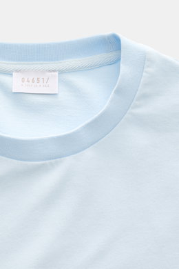 Nahaufnahme des Rundhalsausschnitts vom pastellblauen 04651/ A trip in a bag Longsleeve 'IF Tee', Jersey aus elastischer Baumwolle, weicher Griff, Regular Fit.