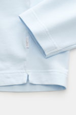 04651/ A trip in a bag Longsleeve 'IF Tee' pastellblau, Detailaufnahme von Ärmel und Saum mit kurzen Schlitzen, weicher Jersey aus elastischer Baumwolle.