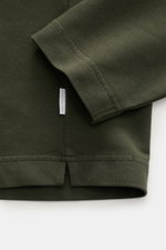 Nahaufnahme des graugrünen 04651/ A trip in a bag Longsleeve 'IF Tee' von unten, zeigt Saumschlitze, Rundhalsausschnitt, weichen Jersey aus elastischer Baumwolle.

Beschreibung integriert: Vielseitiges Basic: Das softe Longsleeve 'IF Tee' von 04651/ A TRI