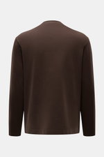 Rückansicht des braunen 04651/ A trip in a bag Longsleeve 'IF Tee' aus elastischer Baumwolle, Regular Fit mit Rundhalsausschnitt und Saumschlitzen.