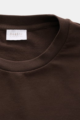 Nahaufnahme des Rundhalsausschnitts vom braunen 04651/ A trip in a bag Longsleeve 'IF Tee', weicher Jersey, Regular Fit, kurze Saumschlitze.