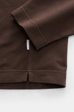 Nahaufnahme des Ärmels und Saums vom 04651/ A trip in a bag Longsleeve 'IF Tee' braun, weicher Jersey, Rundhalsausschnitt, Regular Fit, kurze Saumschlitze.