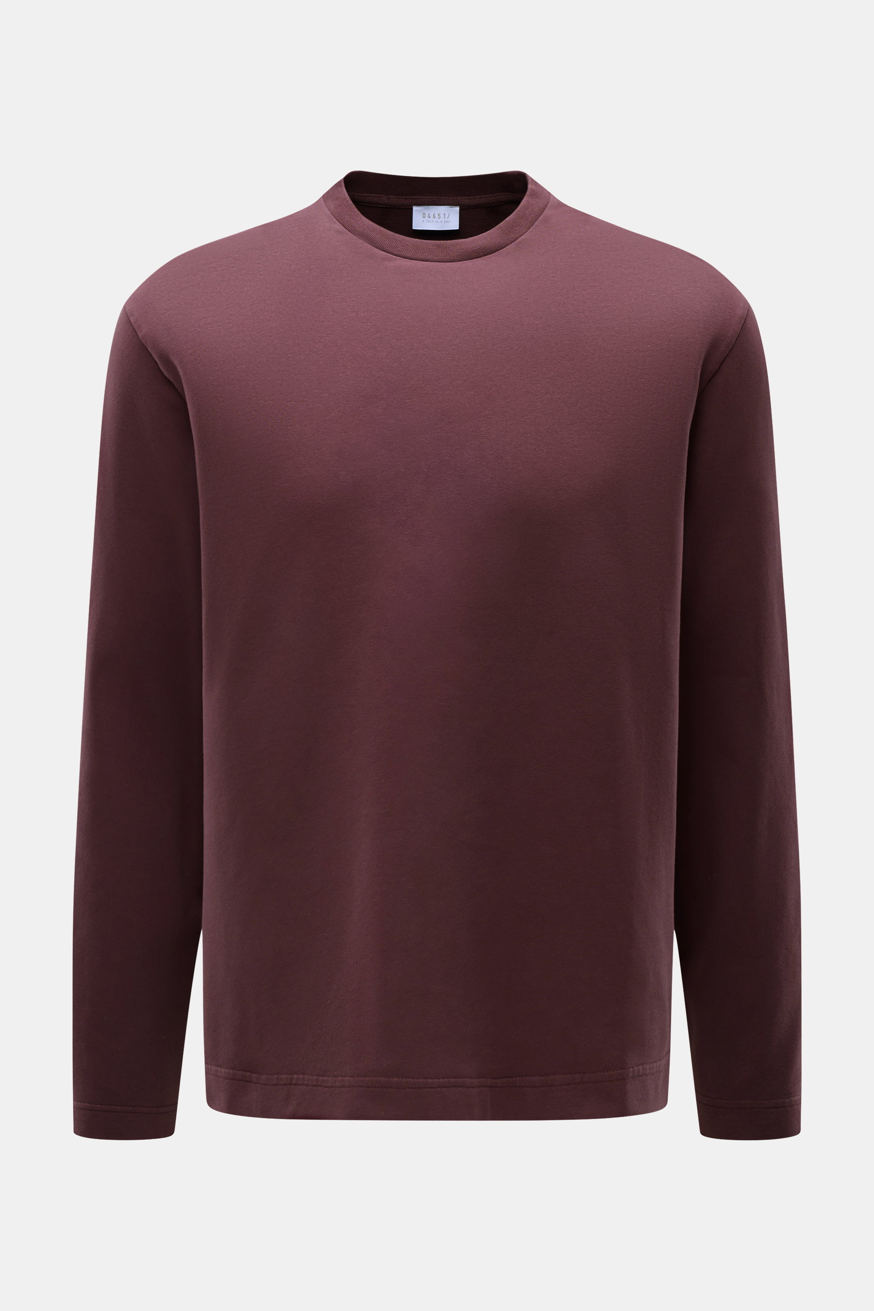 Frontansicht des 04651/ A trip in a bag Longsleeve 'IF Tee' bordeaux aus elastischer Baumwolle mit Rundhalsausschnitt, Regular Fit, weichem Griff und kurzen Saumschlitzen.