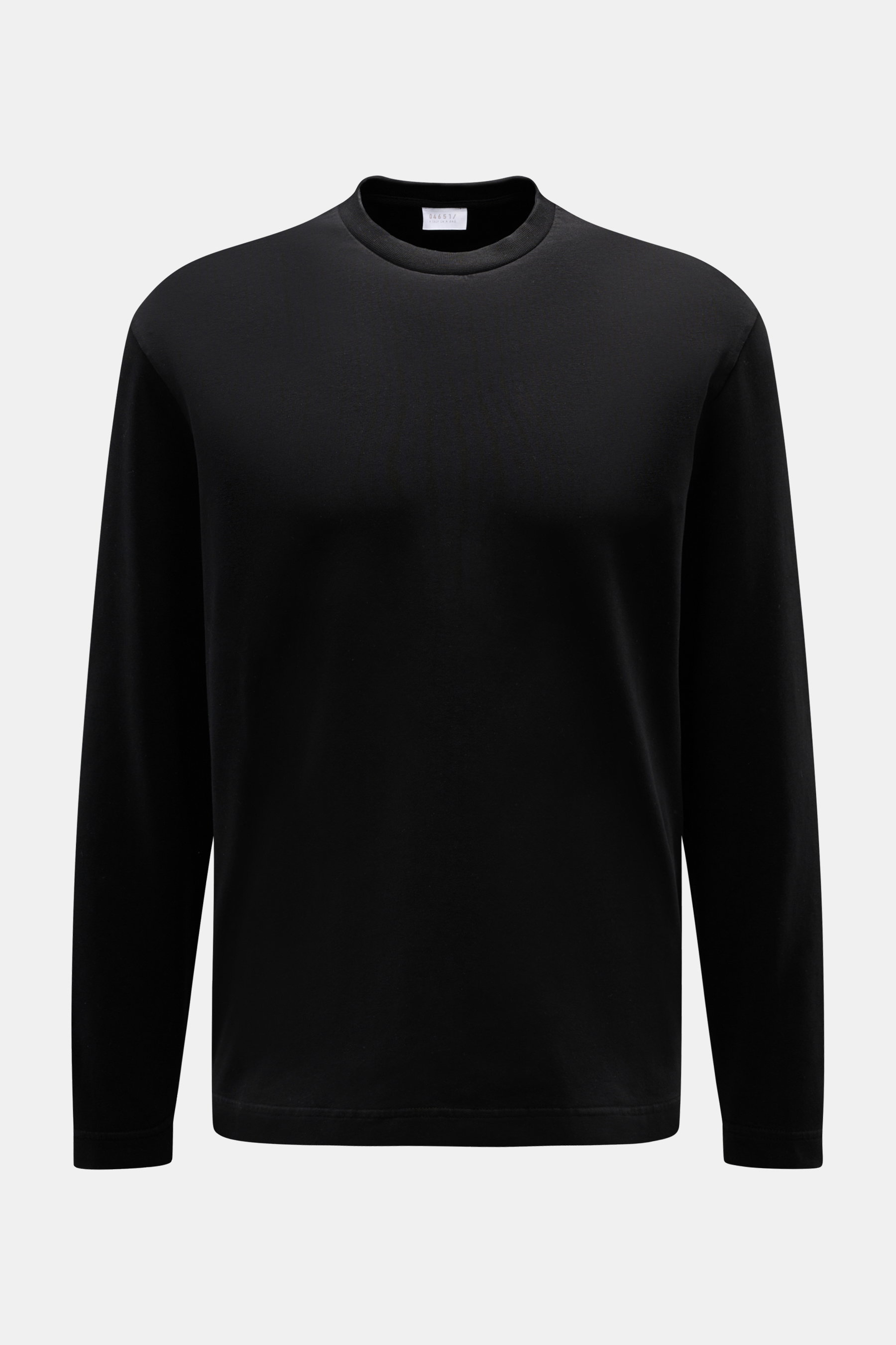 Frontale Nahaufnahme des schwarzen 04651/ A trip in a bag Longsleeve 'IF Tee' aus softem Jersey, Regular Fit mit Rundhalsausschnitt.