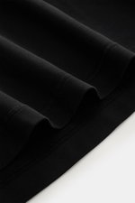 Nahaufnahme von schwarzen Ärmelabschlüssen, fotografiert aus seitlicher Perspektive, zeigt das 04651/ A trip in a bag Longsleeve 'IF Tee' schwarz, ein vielseitiges Basic mit Jersey aus elastischer Baumwolle, sehr weichem Griff, Regular Fit, Rundhalsaussch