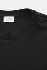 Close-up top view of the neckline and label of the 04651/ A trip in a bag Longsleeve 'WJ Tee' black, made of soft wool and microfiber.

<p>Versatile basic: The soft longsleeve 'WJ Tee' by 04651/ A TRIP IN A BAG combines the highest material quality with g