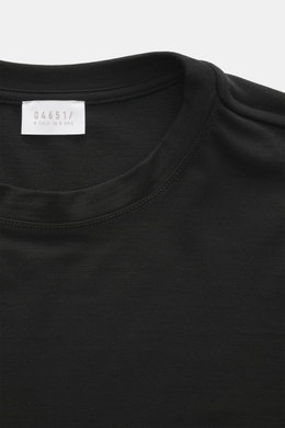 Close-up top view of the neckline and label of the 04651/ A trip in a bag Longsleeve 'WJ Tee' black, made of soft wool and microfiber.

<p>Versatile basic: The soft longsleeve 'WJ Tee' by 04651/ A TRIP IN A BAG combines the highest material quality with g