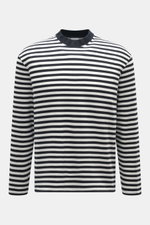 Frontale Nahaufnahme des 04651/ A trip in a bag Feinstrick-Longsleeve dark navy/offwhite gestreift mit Rundhalsausschnitt, weichem Griff und kleinem Weblabel, gefertigt aus schwerer, reiner Baumwolle im Regular Fit.
