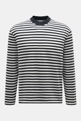 Frontale Nahaufnahme des 04651/ A trip in a bag Feinstrick-Longsleeve dark navy/offwhite gestreift mit Rundhalsausschnitt, weichem Griff und kleinem Weblabel, gefertigt aus schwerer, reiner Baumwolle im Regular Fit.