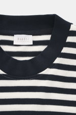04651/ A trip in a bag Feinstrick-Longsleeve dark navy/offwhite gestreift, Detailaufnahme von oben, Feinstrick aus Baumwolle, weicher Griff, Regular Fit, Rundhalsausschnitt, Weblabel.