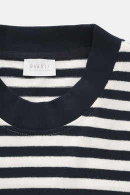 04651/ A trip in a bag Feinstrick-Longsleeve dark navy/offwhite gestreift, Detailaufnahme von oben, Feinstrick aus Baumwolle, weicher Griff, Regular Fit, Rundhalsausschnitt, Weblabel.