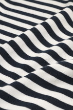 04651/ A trip in a bag Feinstrick-Longsleeve dark navy/offwhite gestreift, Detailaufnahme Stoffstruktur, Feinstrick aus reiner Baumwolle, weicher Griff, schwere Qualität, kleines Weblabel.
